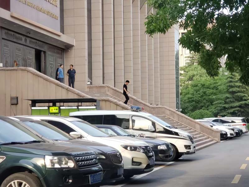 上海擅長(zhǎng)刑事律師來講講以出售為目的盜挖價(jià)值數(shù)額較大的行道樹如何定性