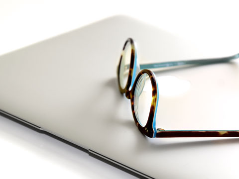 父親十多年前因?yàn)楸I竊坐牢，我現(xiàn)在要看事業(yè)單