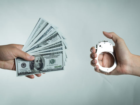 徇私舞弊不征、少征稅款罪