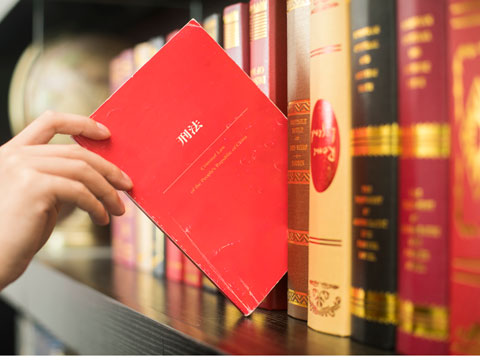 取保候?qū)彵a尳鹨欢嗌馘X?