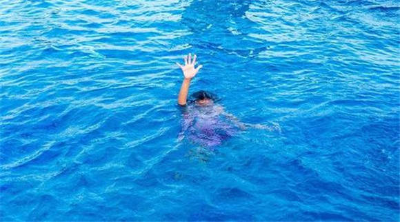 男子假裝自殺后女友為救人而溺水身亡，男子獲